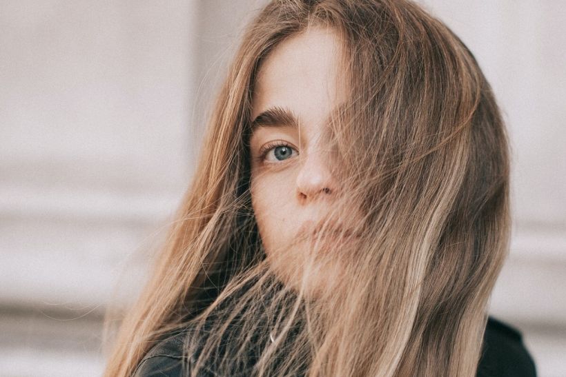 Πώς πρέπει να εφαρμόζεις το dry shampoo