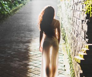Το «Naked Dress» επιστρέφει μέσα από τις εμφανίσεις των Margot Robbie και Dakota Johnson