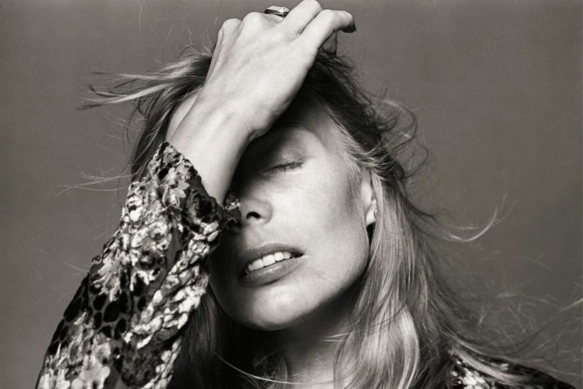 Joni Mitchell: «Τραγουδάω τη λύπη μου, και ζωγραφίζω τη χαρά μου»