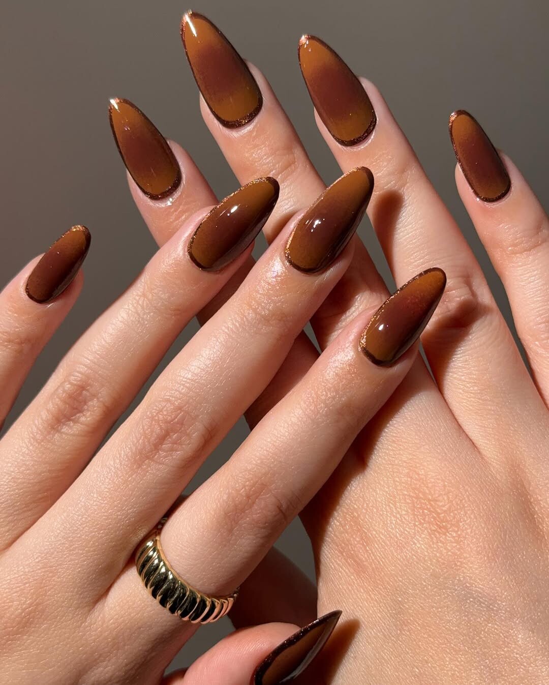 Caramel Nails: Η πιο γλυκιά τάση μανικιούρ για το φθινόπωρο 2025 & τον χειμώνα 2026