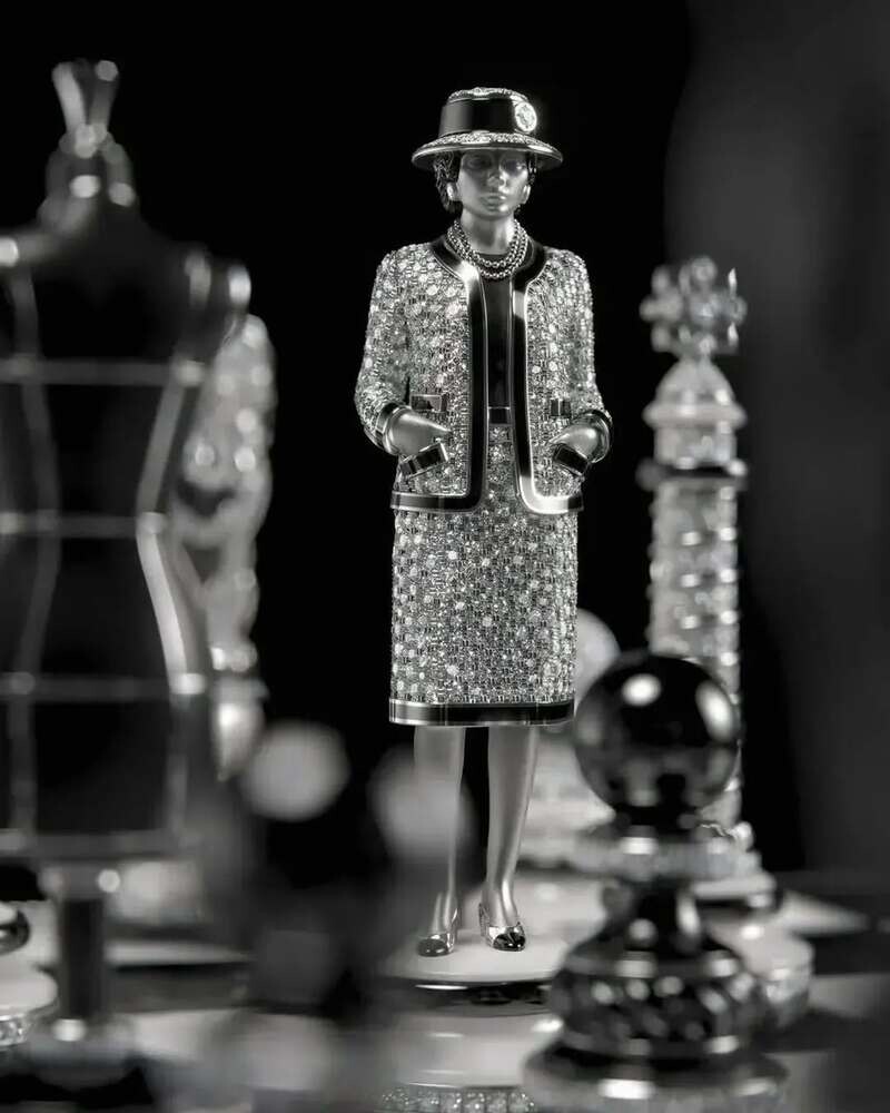 cha\nel chess set