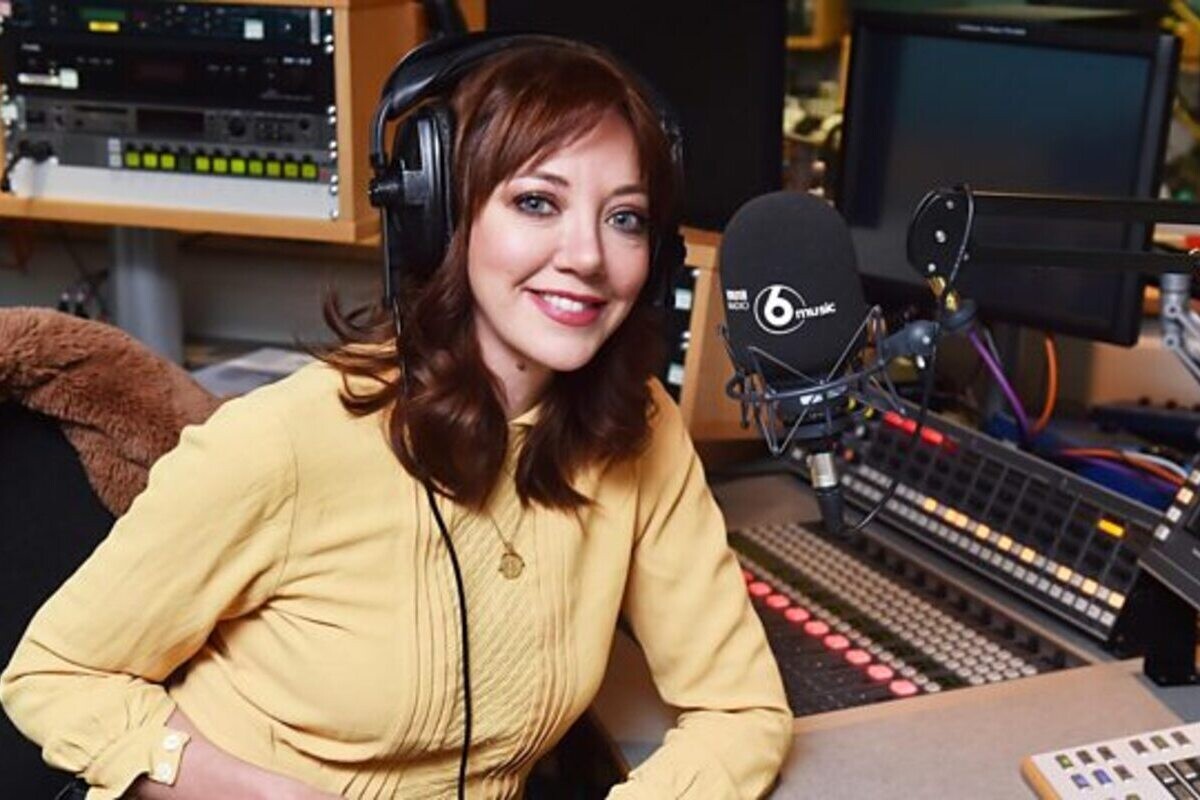 Philomena Cunk, Mandy ή απλά Diane; 5 λόγοι για τους οποίους η Diane Morgan κάνει το καλύτερο «ποδαρικό» του 2026 στη Στέγη