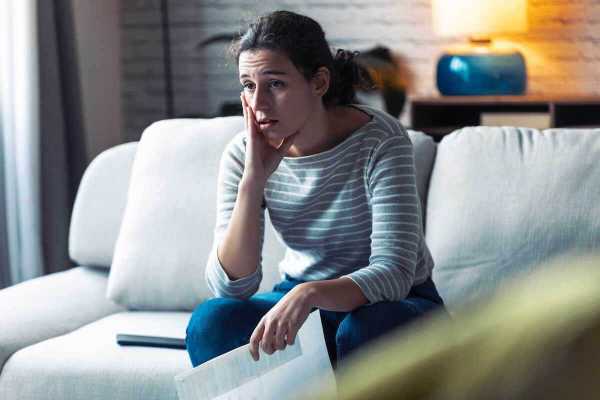 FOFO: Γιατί τρέμουμε την αλήθεια και πώς θα πάψουμε να κρυβόμαστε από την ίδια μας τη ζωή