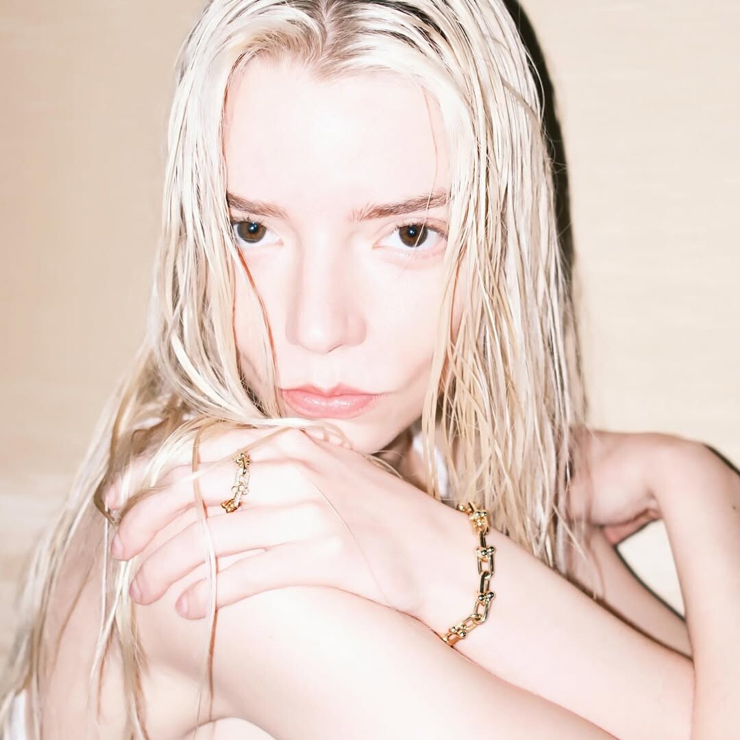 Anya Taylor-Joy: «Νιώθω ότι ανήκω πουθενά, κάτι που με κάνει να ανήκω παντού»