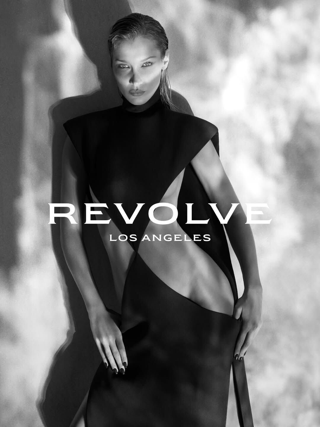 Η Bella Hadid εντυπωσιάζει με ένα κομψό αλλά τολμηρό look και αποκαλυπτικές εμφανίσεις στην καμπάνια του REVOLVE Los Angeles