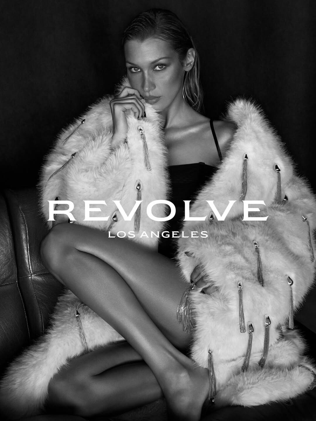 Η Bella Hadid εντυπωσιάζει με ένα κομψό αλλά τολμηρό look και αποκαλυπτικές εμφανίσεις στην καμπάνια του REVOLVE Los Angeles