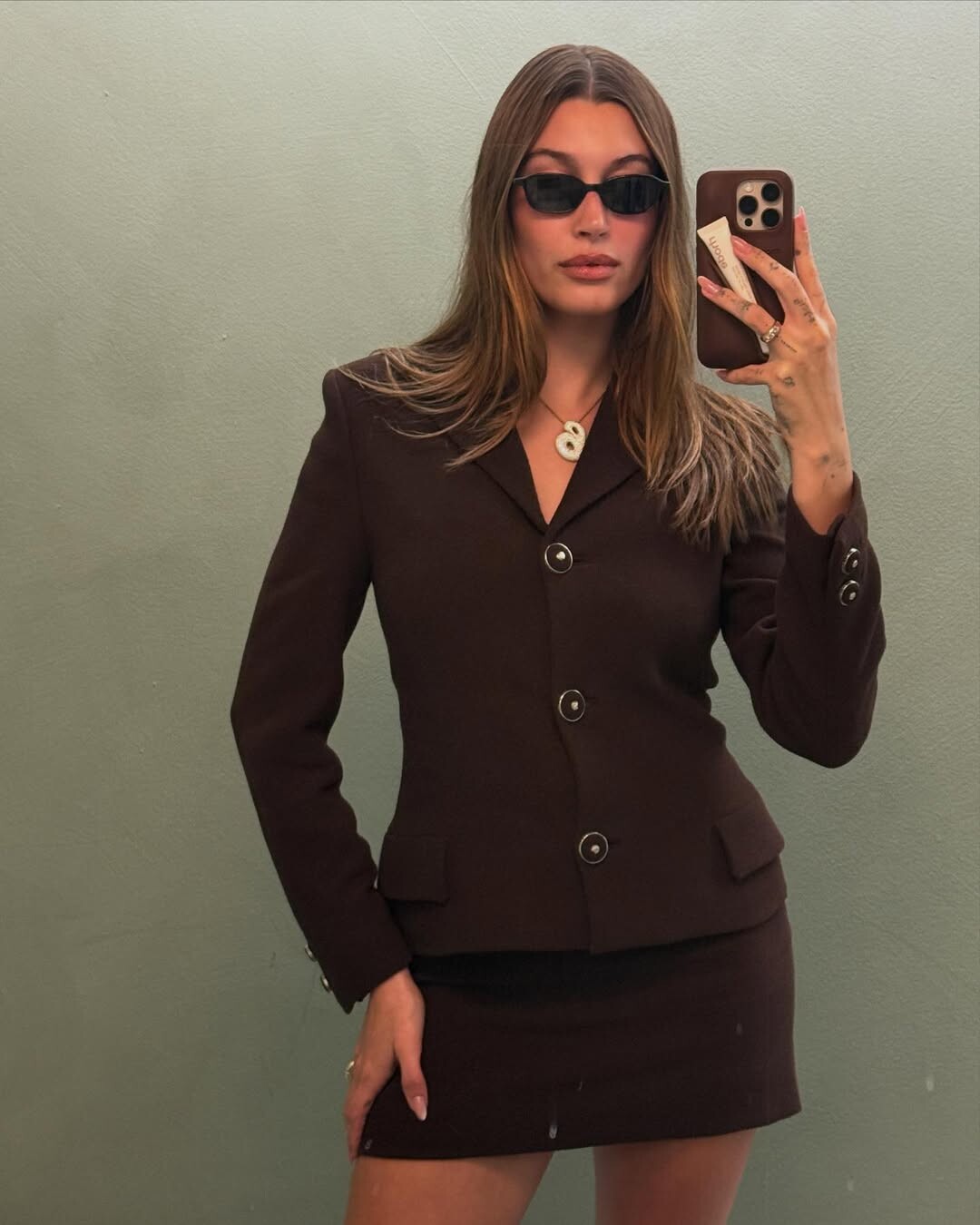 Chestnut Bronde: Η φυσική, ηλιόλουστη απόχρωση μαλλιών που κυριαρχεί το καλοκαίρι