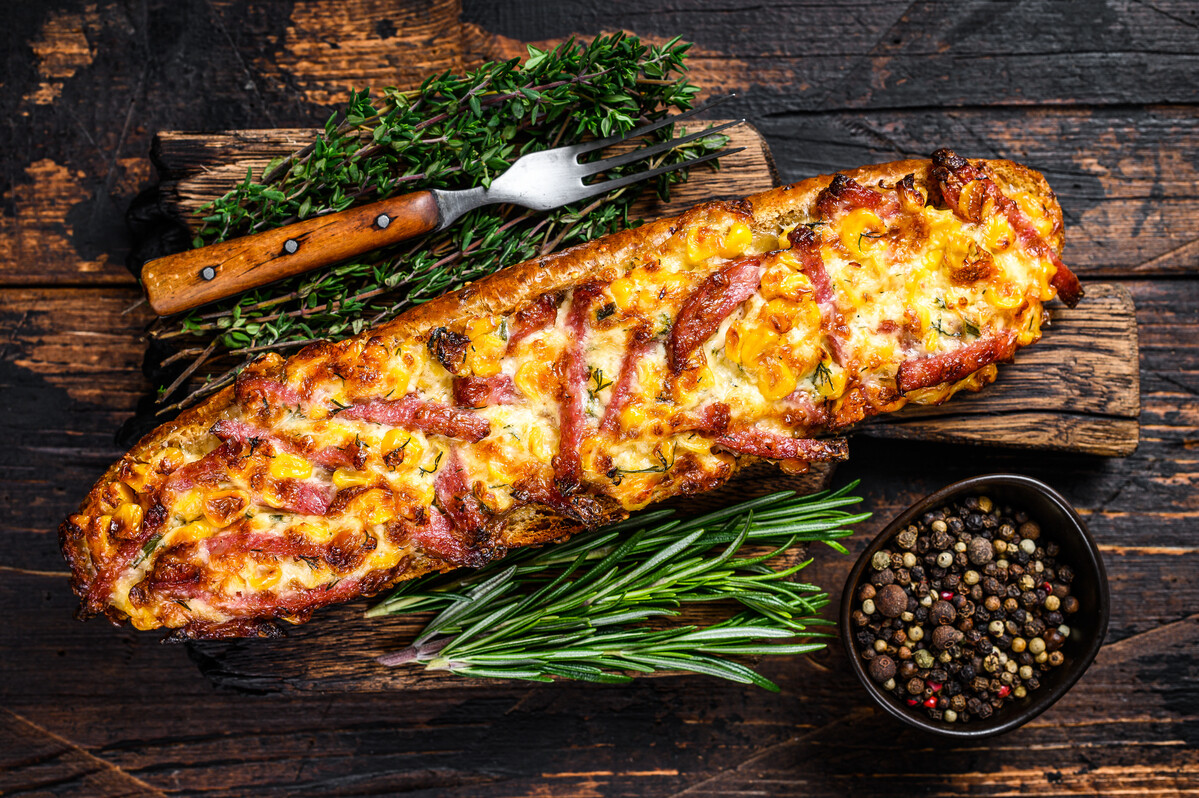 French Bread Pizza – μια εύκολη συνταγή που θα σας ταξιδέψει σε γαλλικό μπιστρό