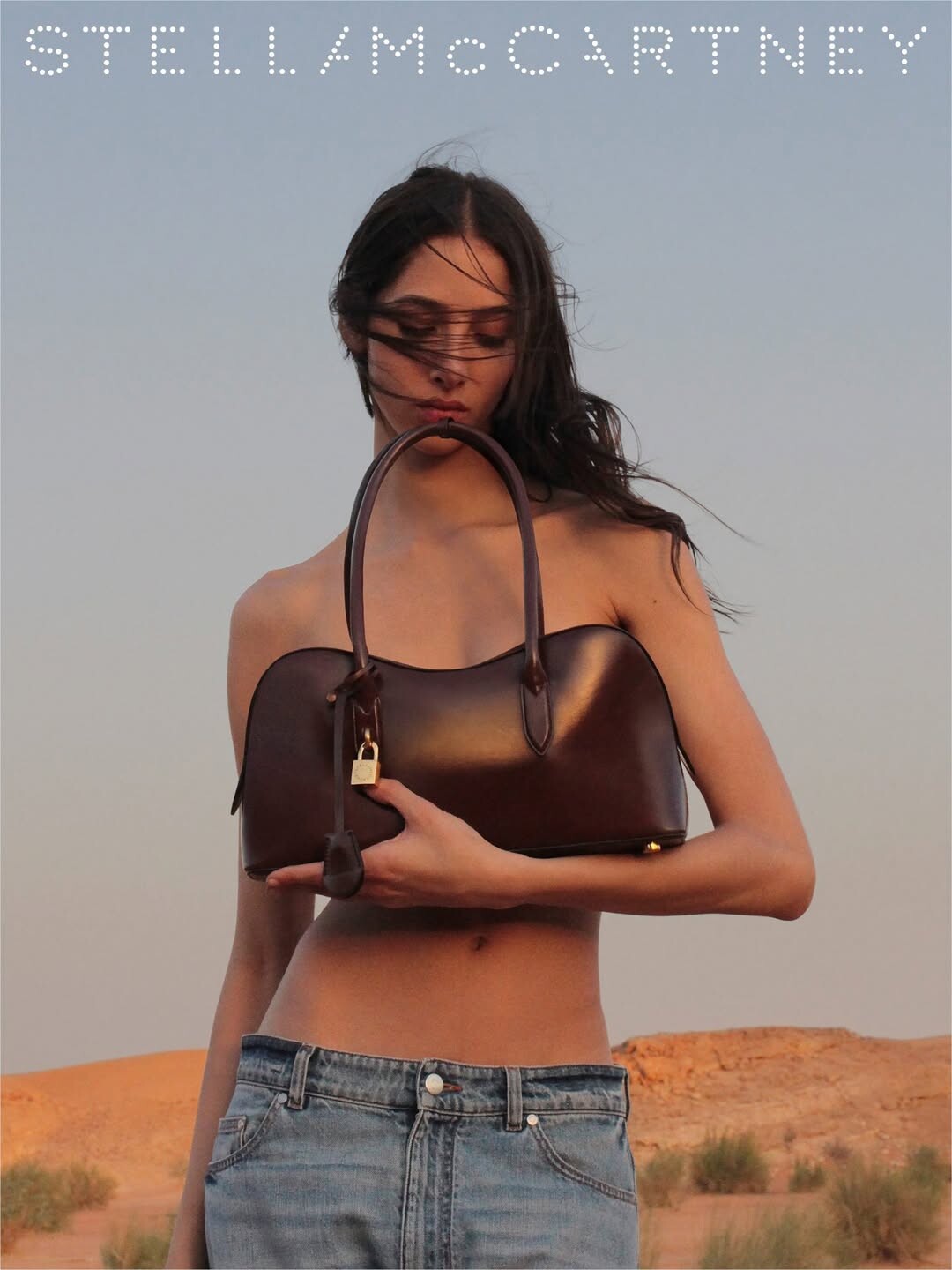 Stella McCartney Summer 2026: Denim που απορροφά CO₂ και φυτικά «φτερά» σε cruelty-free συλλογή