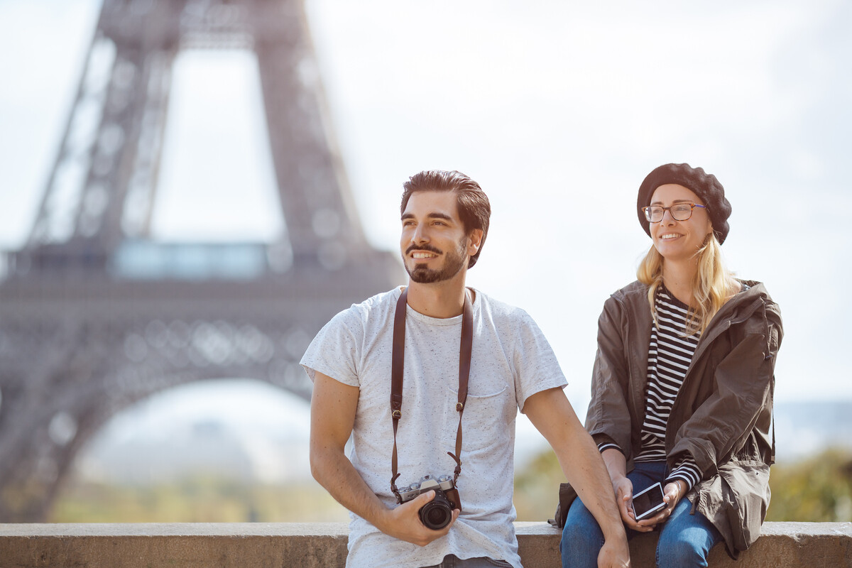 Με ταξιδιωτικό οδηγό το White Lotus ή το Emily in Paris – Το απόλυτο TV series travel trend που θα αλλάξει τον τρόπο που ταξιδεύουμε το 2026