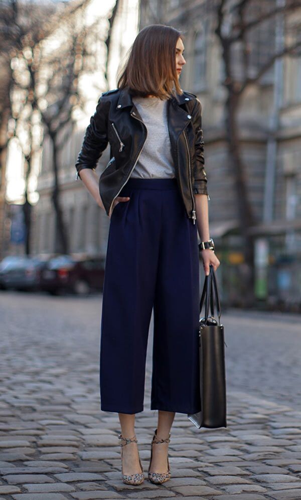 Με culottes και διαφανή καλσόν