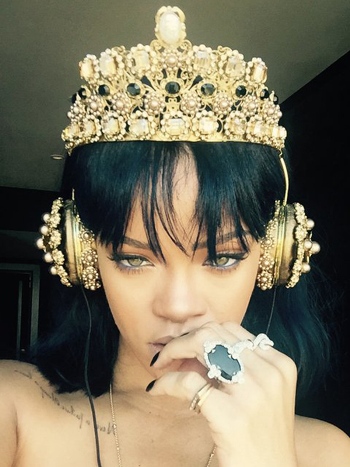 rihanna-headphones-600x800.jpg