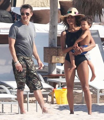 halle-berry-divorce-olivier-martinez-vacation-mexico-2_48162.jpg