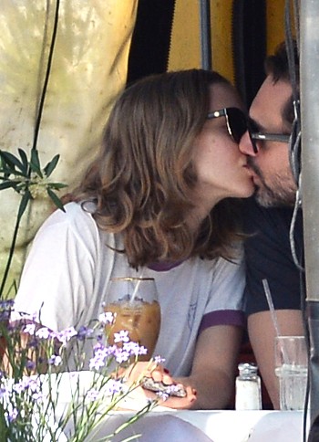 rs_634x876-160316182748-634.Amanda-Seyfried-Thomas-Sadoski-Kiss.ms.031616.jpg