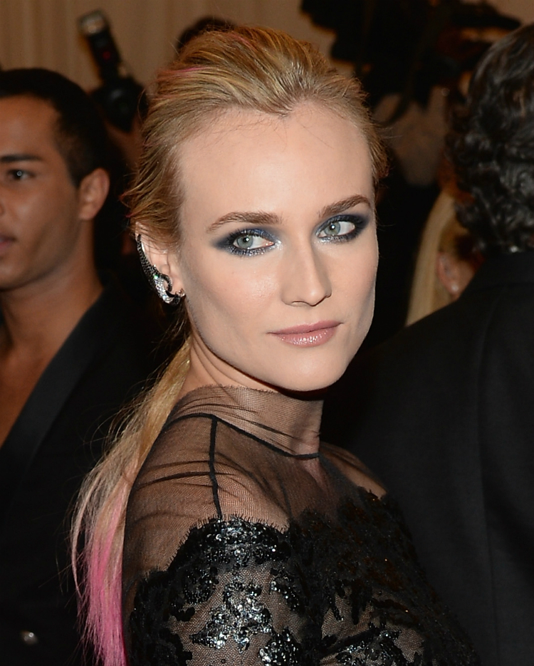 8celebwithpinkhair-07.jpg