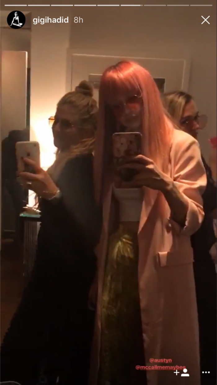 gigihadid-pinkhair-01.jpg