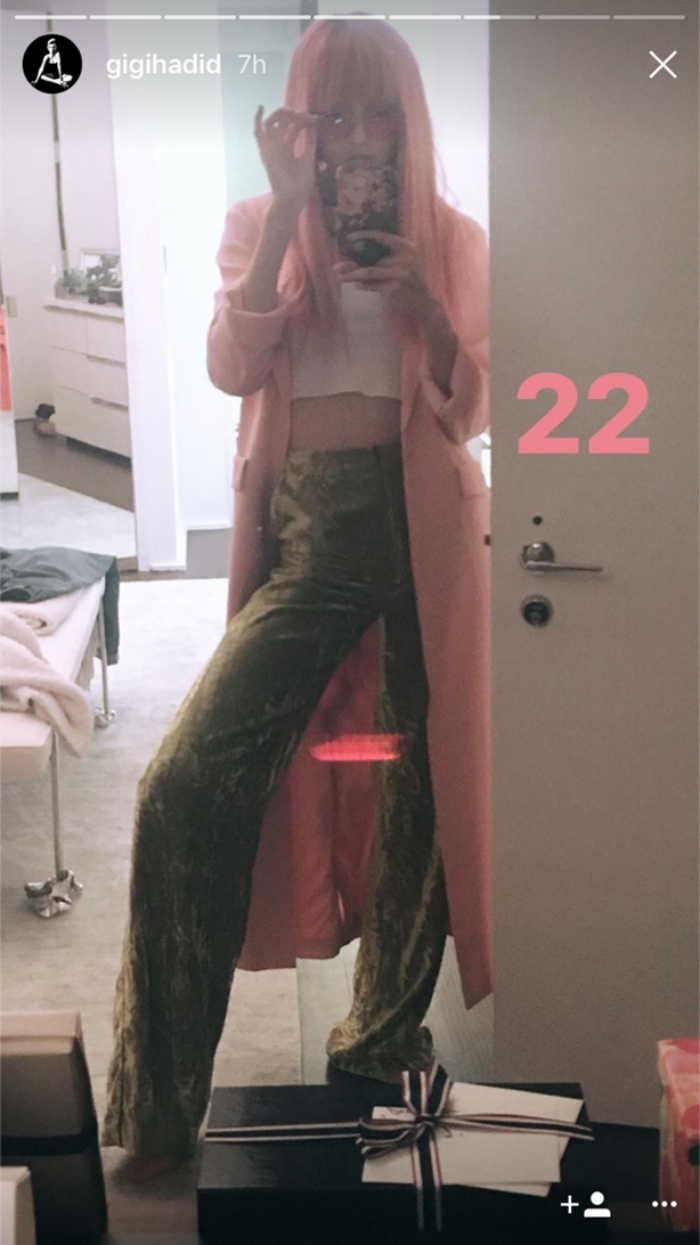 gigihadid-pinkhair-02.jpg