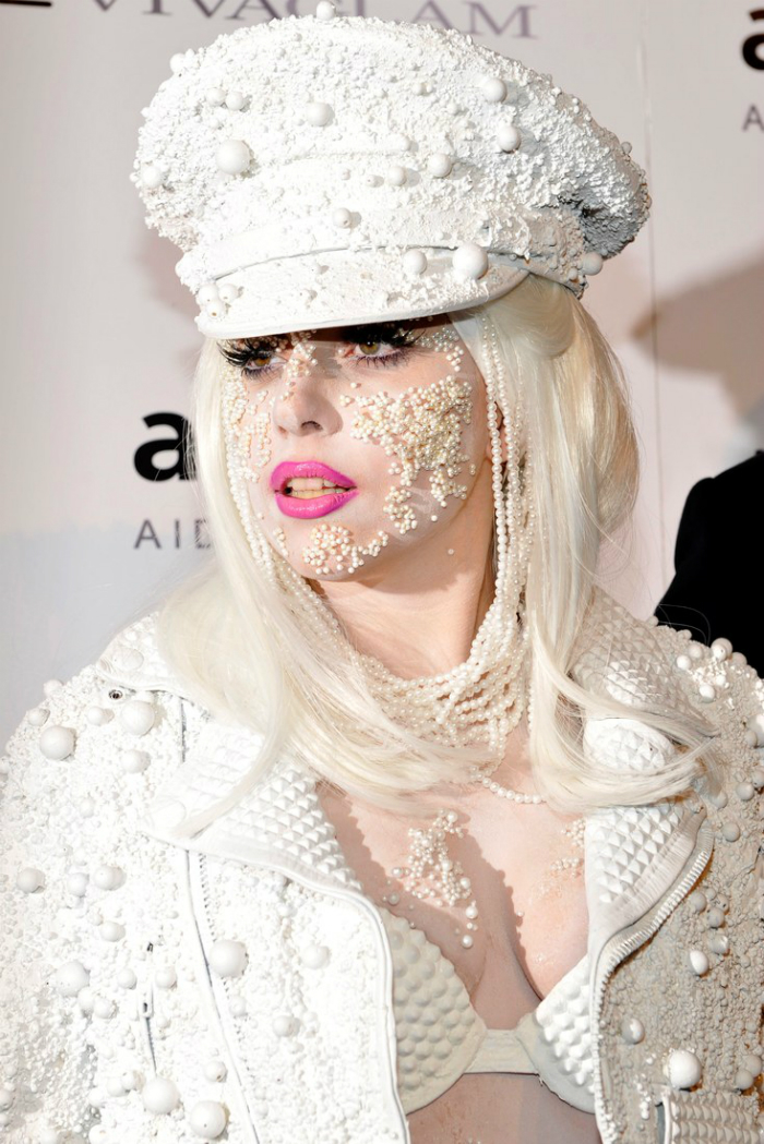 8-lady-gaga-beauty-looks-02.jpg