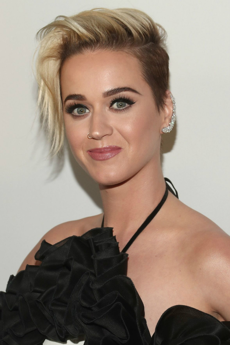 -7-blonde-pixie-cuts-zoe-05.jpg