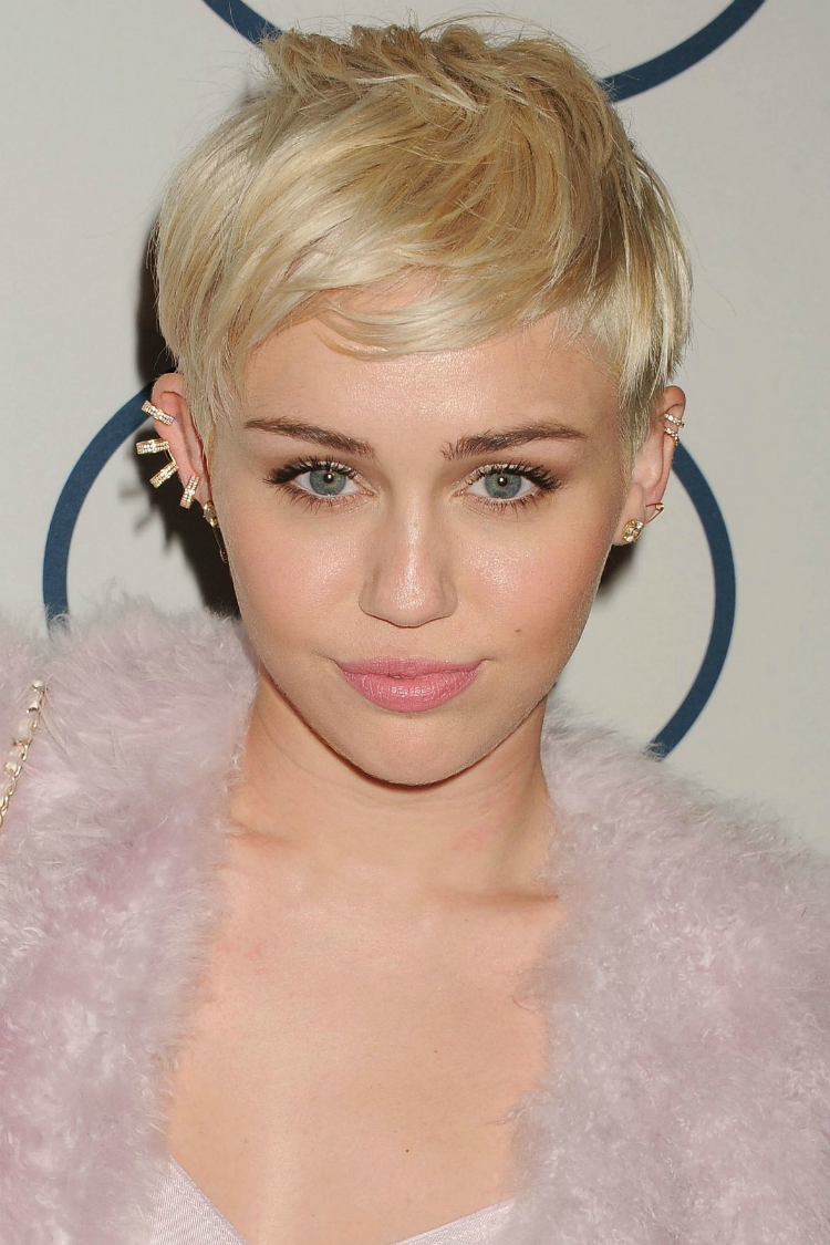 -7-blonde-pixie-cuts-zoe-06.jpg