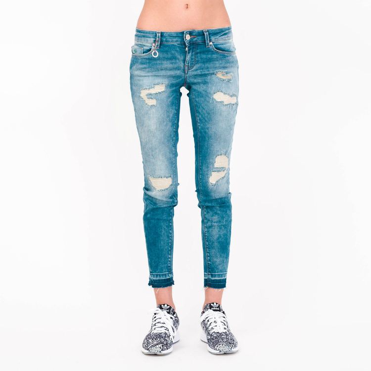 gigi_docmartnes_summerlooks_03.jpg