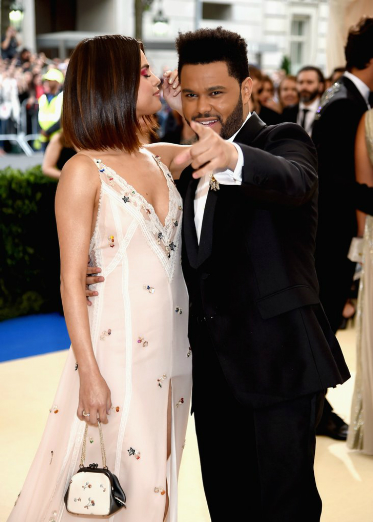Selena-Gomez-Weeknd-Met-Gala-2017-02.jpg