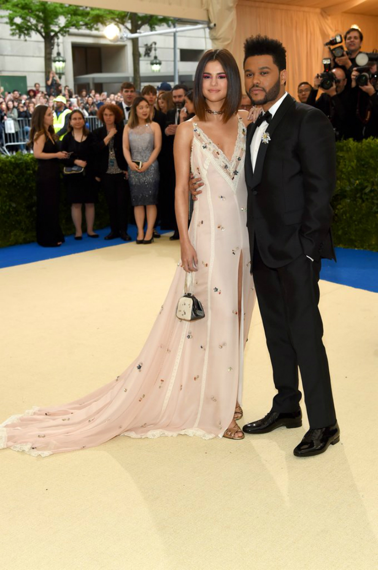 Selena-Gomez-Weeknd-Met-Gala-2017-03.jpg