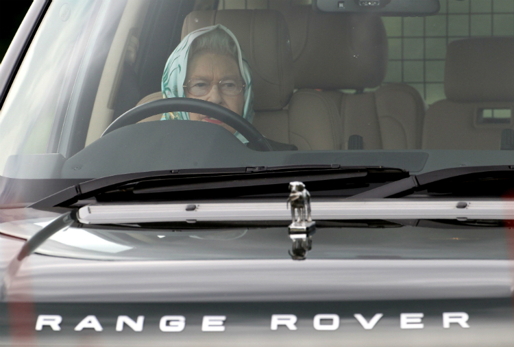elizabeth-queen-driving-02.jpg