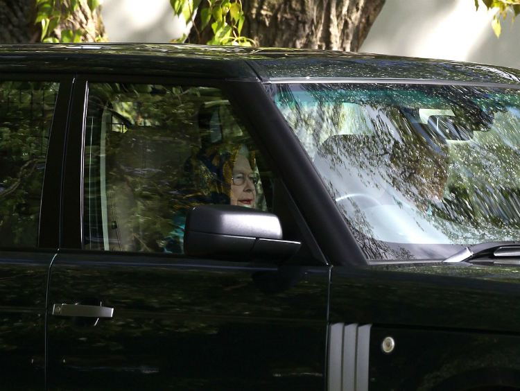 elizabeth-queen-driving-03.jpg