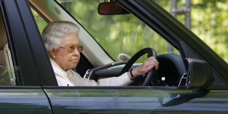 elizabeth-queen-driving-04.jpg