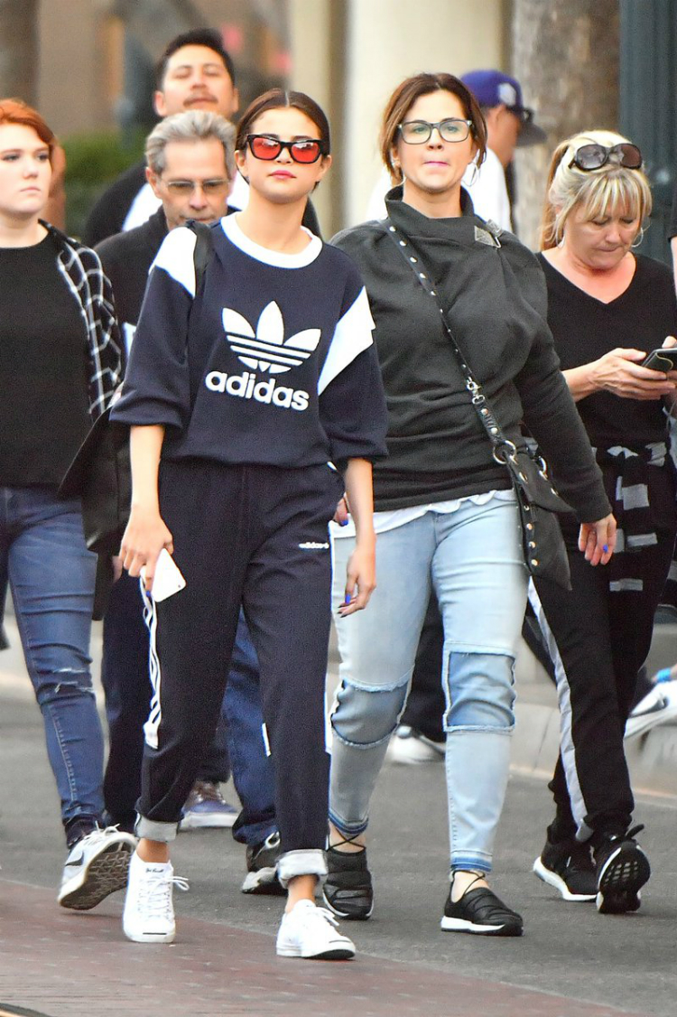 selena-gomez-disneyland-01.jpg