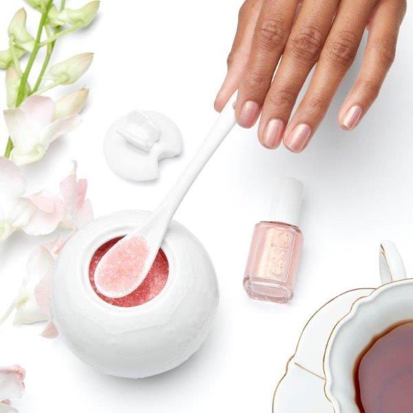 ESSIE-enamel-TouchOfSugar-lifestyle-OnHand.jpg