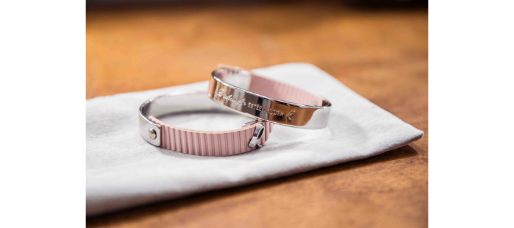 esteelauderpinkbracelet_02.jpg