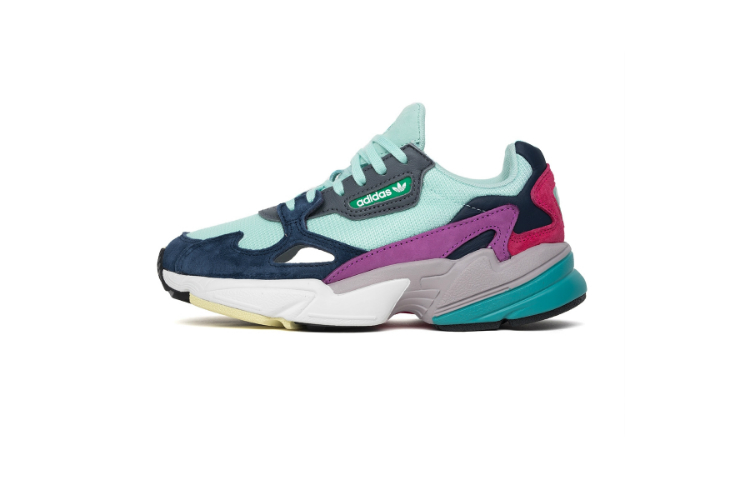 10sneakersholidays_01.jpg