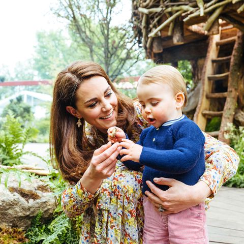 kate-middleton-prince-louis-chelsea-flower-show-garden-1558305293.jpg
