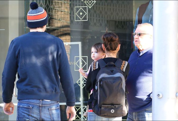 Ashton-Kutcher-Mila-Kunis-et-leur-fille-Wyatt-a-Los-Angeles-le-12-decembre-2015_1_f40fe.jpg