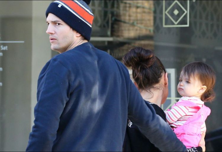 Ashton-Kutcher-Mila-Kunis-et-leur-fille-Wyatt-a-Los-Angeles-le-12-decembre-2015_9b78c.jpg