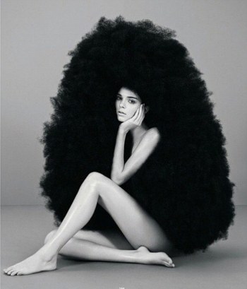 238A501C00000578-2851099-A_hair_raising_moment_Kendall_Jenner_sported_a_huge_afro_wig_and-9_1417054384700.jpg