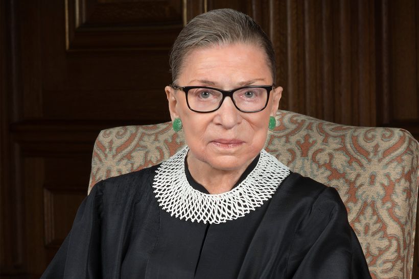 Ruth Bader Ginsburg: «Οι γυναίκες θα έχουν πραγματική ισότητα μόνο όταν οι άνδρες μοιραστούν μαζί τους την ευθύνη της ανατροφής της επόμενης γενιάς»