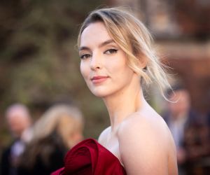 Jodie Comer: «Πρέπει να αμφισβητήσεις τον εαυτό σου. Νομίζω ότι το να φοβάσαι είναι κάτι καλό»