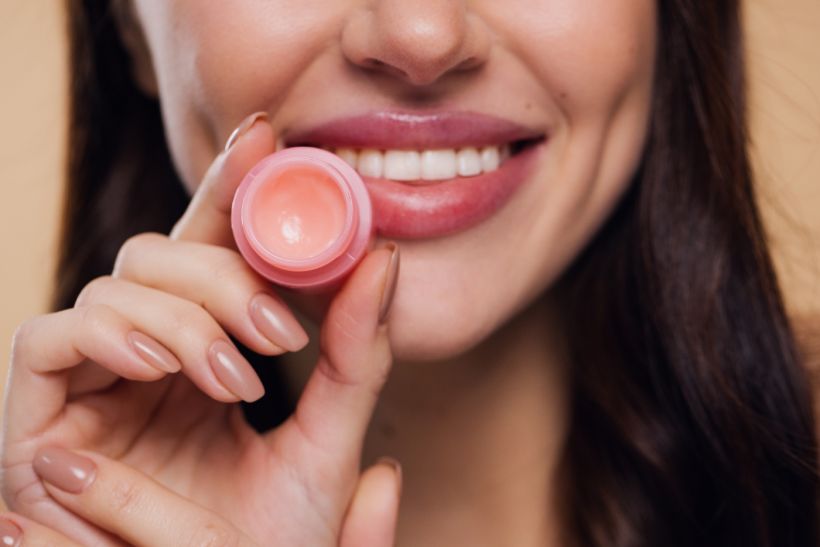 Χείλη για φίλημα: Γιατί το lip balm και το lip scrub είναι οι καλύτεροι σύμμαχοί μου