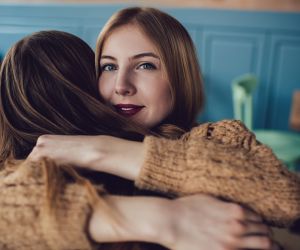 Σήμερα (αλλά και κάθε μέρα) γιορτάζω την αγκαλιά — η πιο πολύτιμη self love συνήθειά μου