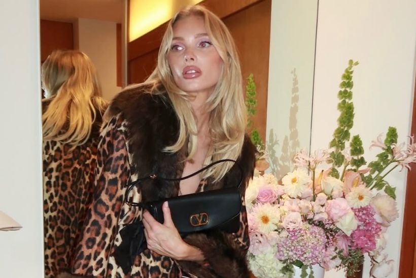 Πώς θα φορέσεις το total leather look της Elsa Hosk