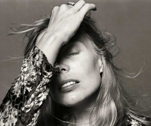 Joni Mitchell: «Τραγουδάω τη λύπη μου, και ζωγραφίζω τη χαρά μου»