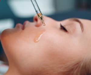 Το ιδανικό φθινοπωρινό συστατικό: Έλαιο από κουκούτσια σταφυλιού για το πρόσωπο