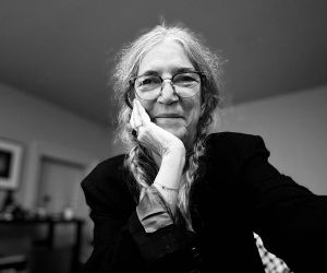 H Patti Smith έρχεται τον Μάιο στον Λυκαβηττό