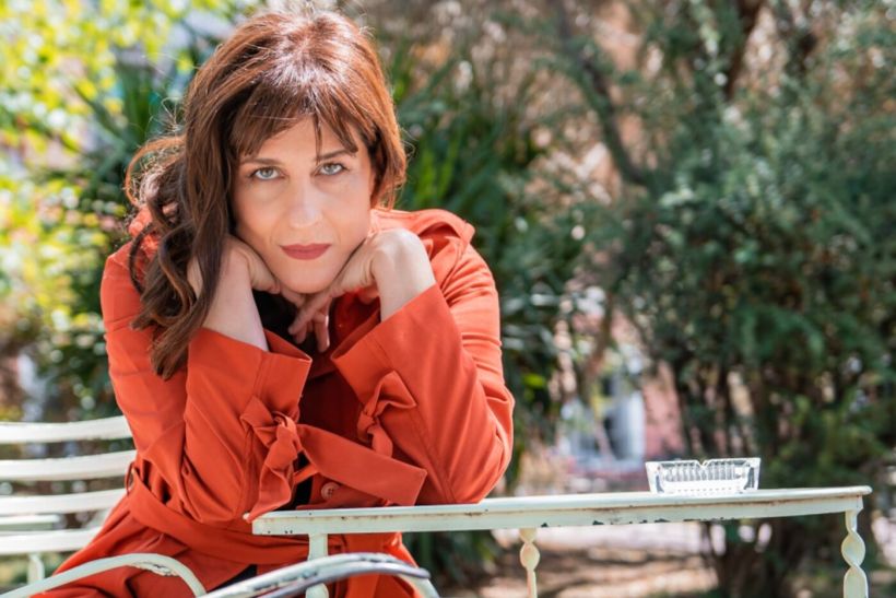 Γιασεμί Κελαηδόνη: «Ως γυναίκες ζούμε με μια διαρκή εγρήγορση και ως καλλιτέχνες έχουμε ευθύνη να μη σιωπούμε και να μη συνηθίζουμε τη βία»