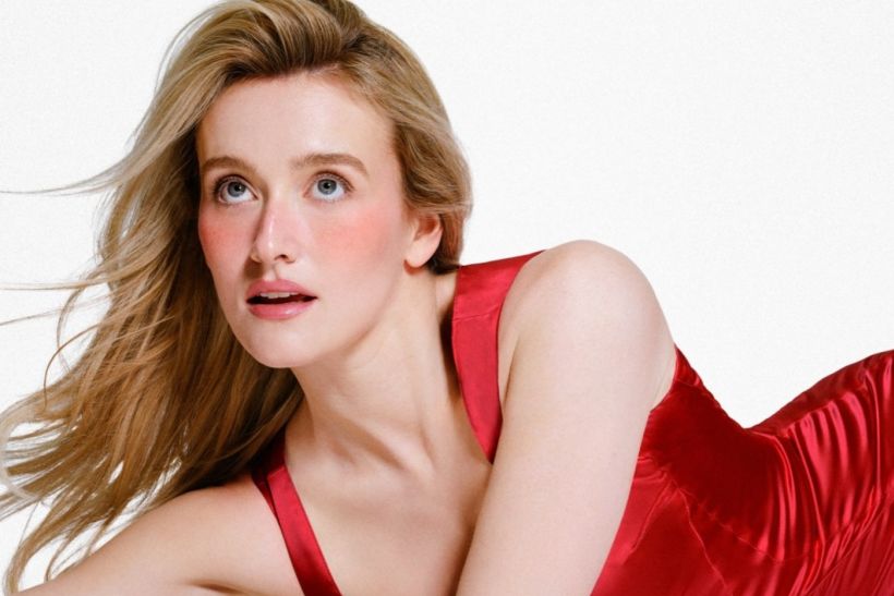Η Sarah Pidgeon πρωταγωνιστεί στη νέα καμπάνια του beauty brand Rhode.