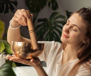 Πώς το sound healing έγινε η self-love ιεροτελεστία που με κρατάει ήρεμη όποιο χάος κι αν αντιμετωπίζω