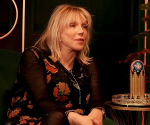 Η Courtney Love θυμάται το "Heart-Shaped Box" και δείχνει την Kim Gordon ως σκιά πίσω από τον στίχο